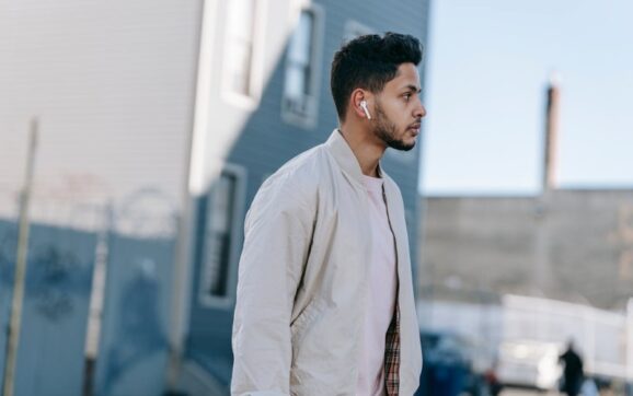 Uniwersalna męska bomberka – kurtka, która zmieni Twoje podejście do mody