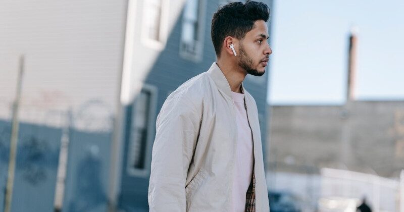 Uniwersalna męska bomberka – kurtka, która zmieni Twoje podejście do mody